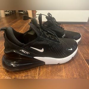 Women’s black and white Nike 270s size 8
